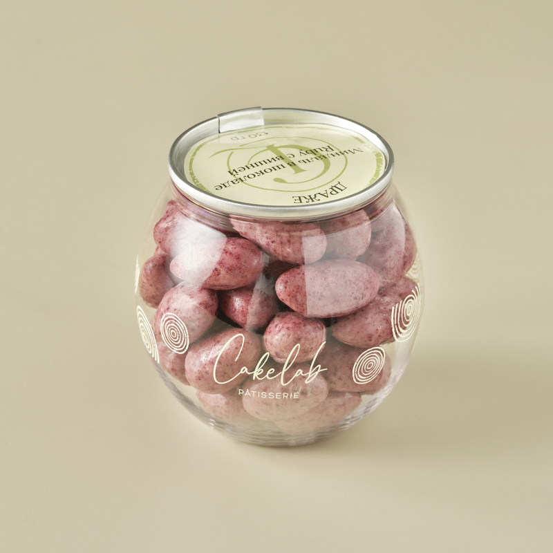 Ruby shokoladga botirilgan bodom olcha bilan