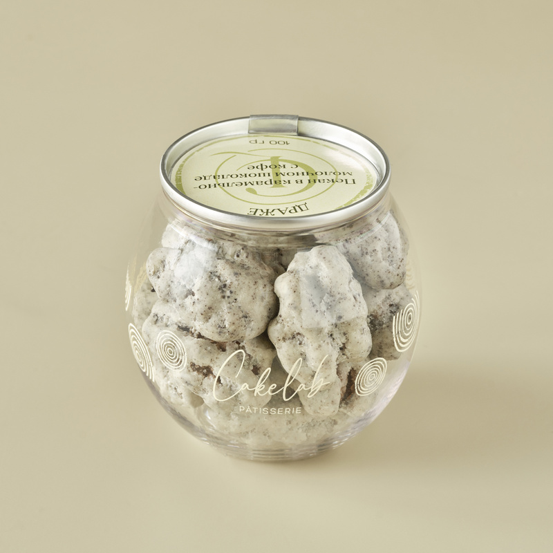 Qahva bilan karamel-sutli shokoladga botirilgan pekan