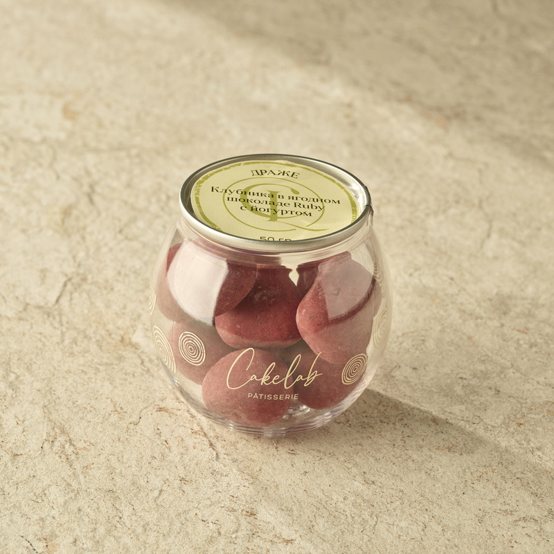 Shokoladga botirilgan qulupnay Ruby Yyogurti bilan