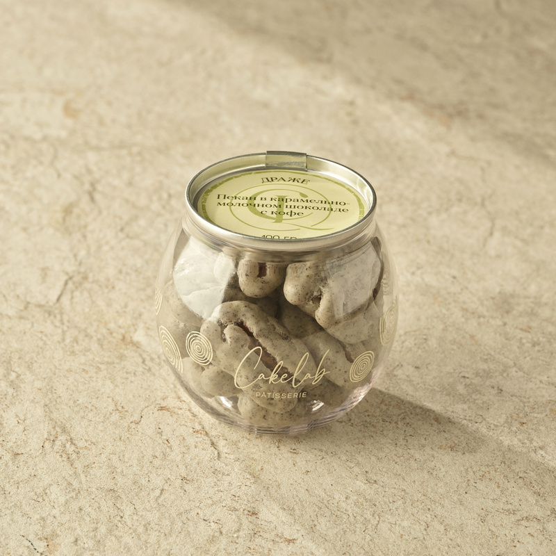 Qahva bilan karamel-sutli shokoladga botirilgan pekan