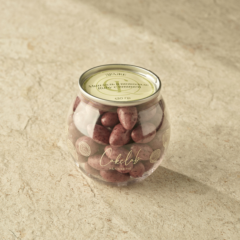 Ruby shokoladga botirilgan bodom olcha bilan